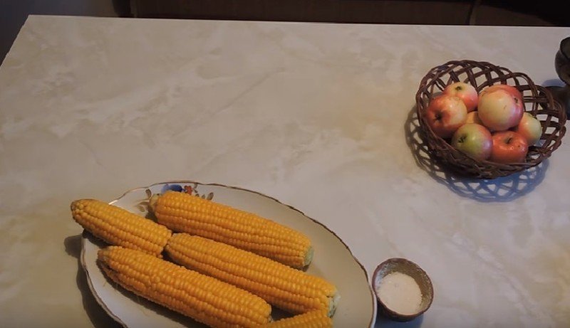 Кукуруза в белой тарелке