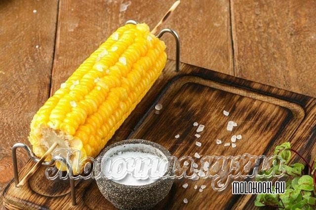 Кукуруза в початках вареная