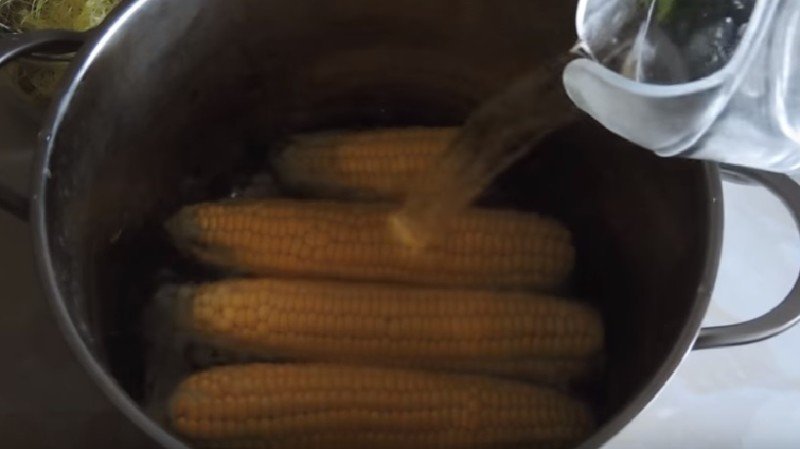 Вареная кукуруза в кастрюле