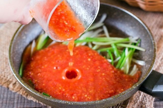 Черемша в томатном соусе