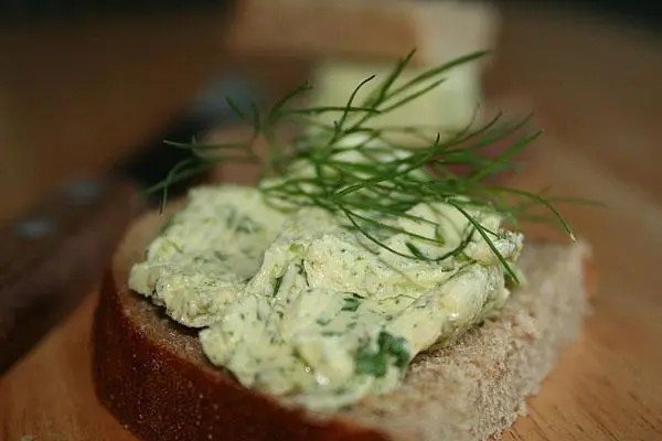 Бутерброд с творожным сыром и зеленью