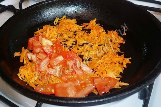 Жареная капуста на сковороде с мясом луком и морковью