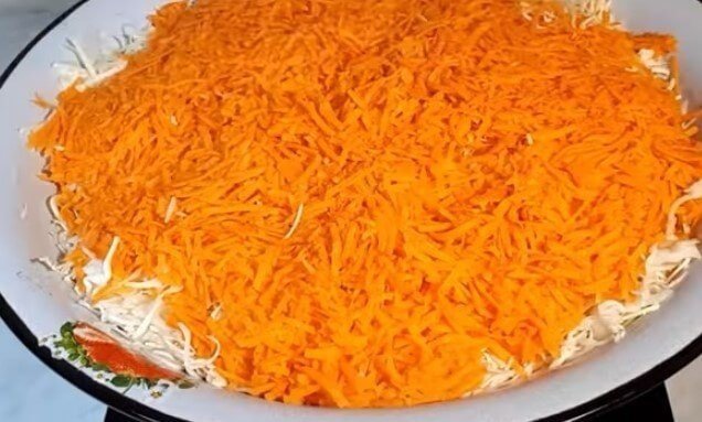 Салат из свежей моркови на мелкой терке