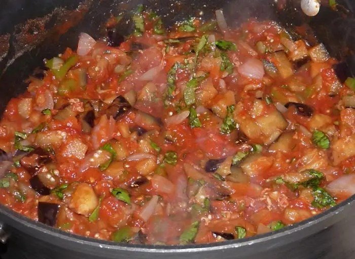 Капуста тушёная с сосисками на сковороде с томатной пастой
